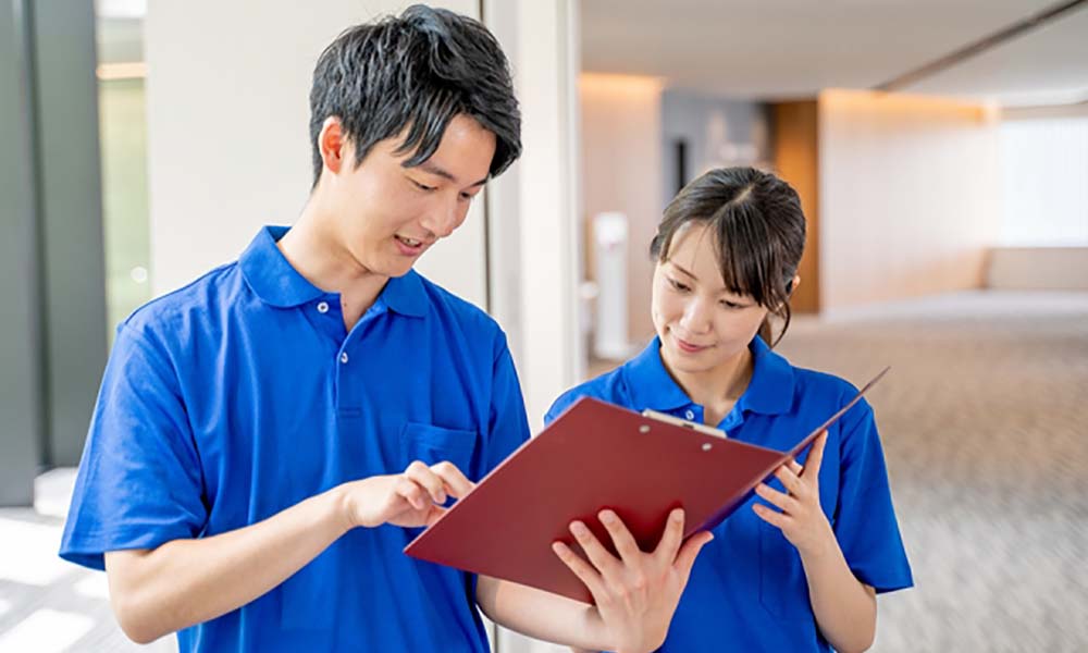 介護士二人が資料を見る風景